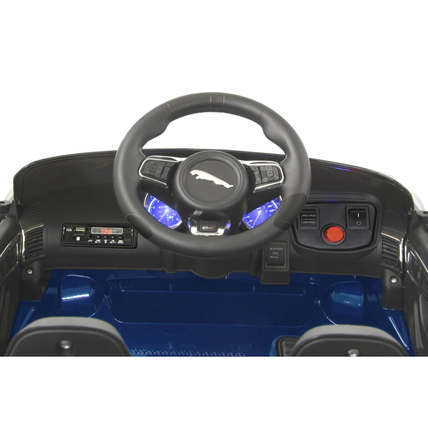 Interieur van een elektrische kinderauto. Kenmerken: stuur met Jaguar-logo, dashboard met digitaal display en blauw interieur.