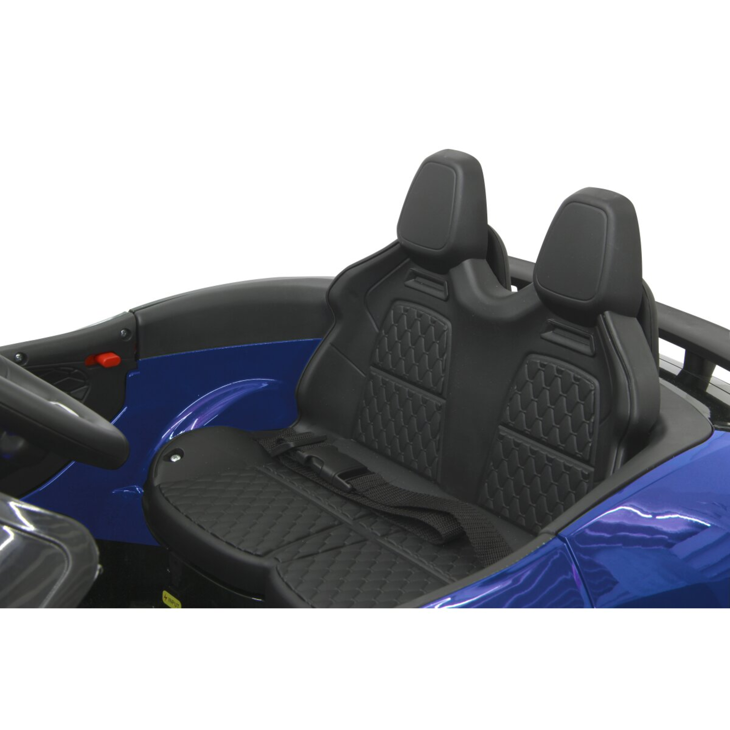 Blauw speelgoedauto-interieur met zwarte stoelen en veiligheidsgordels. Stuur links. Stoelen hebben diamantstiksels.