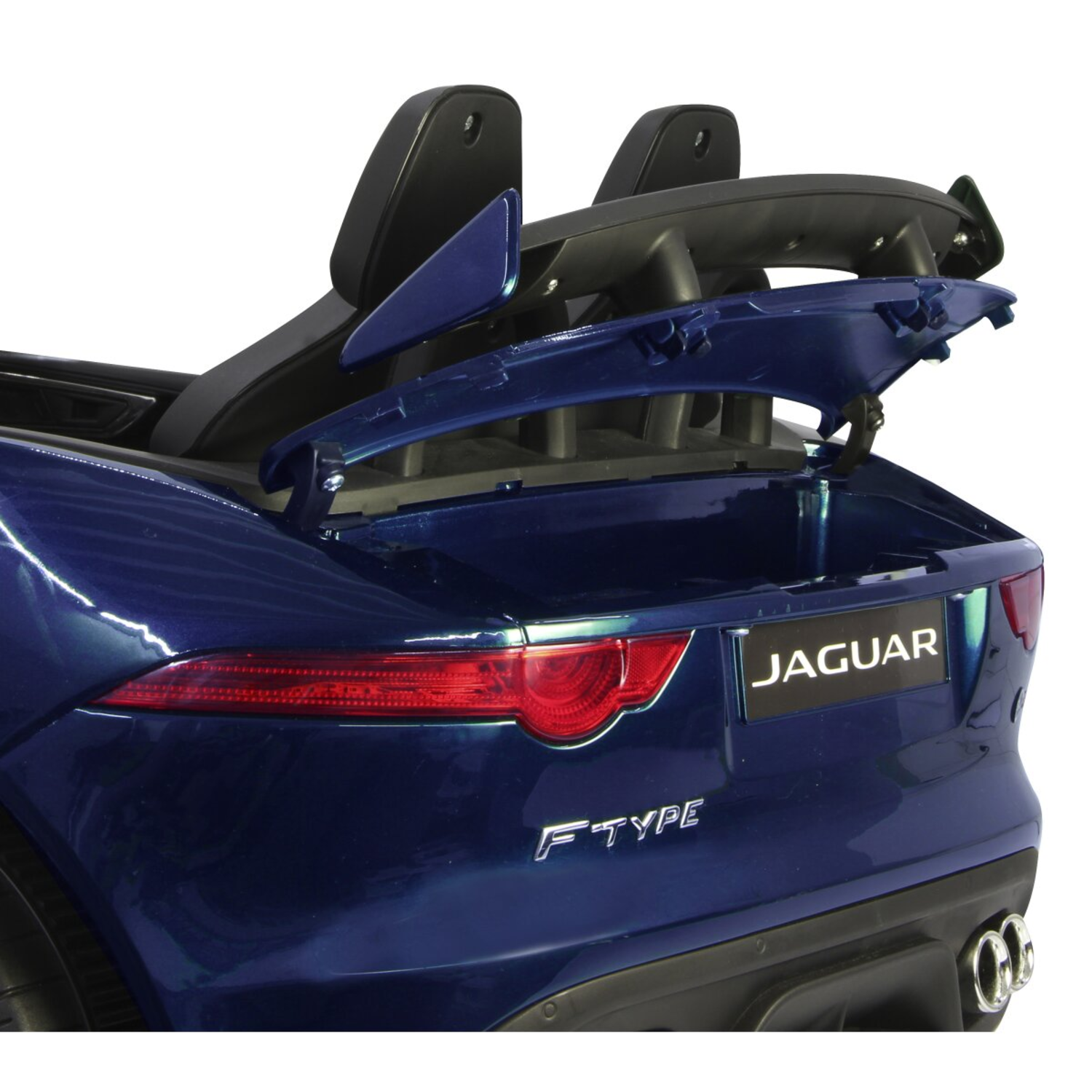 Een blauwe speelgoed Jaguar F-Type cabriolet. De achterkant is zichtbaar met het open dak, remlichten en uitlaatpijpen op een witte achtergrond.