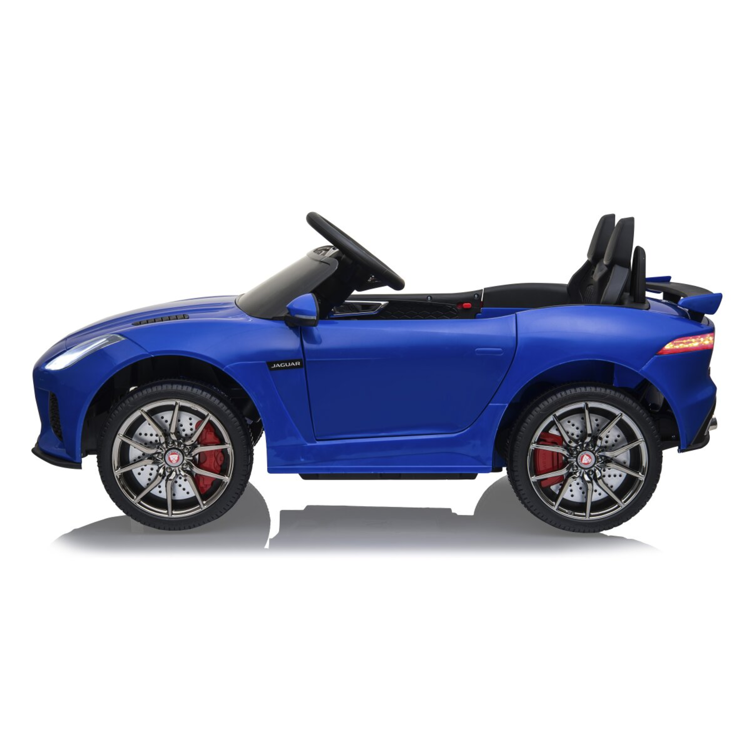 Blauwe speelgoed Jaguar F-Type auto. Het heeft een zwart interieur en een spoiler. De wielen zijn zilverkleurig met rode remklauwen. De auto staat op een witte achtergrond.