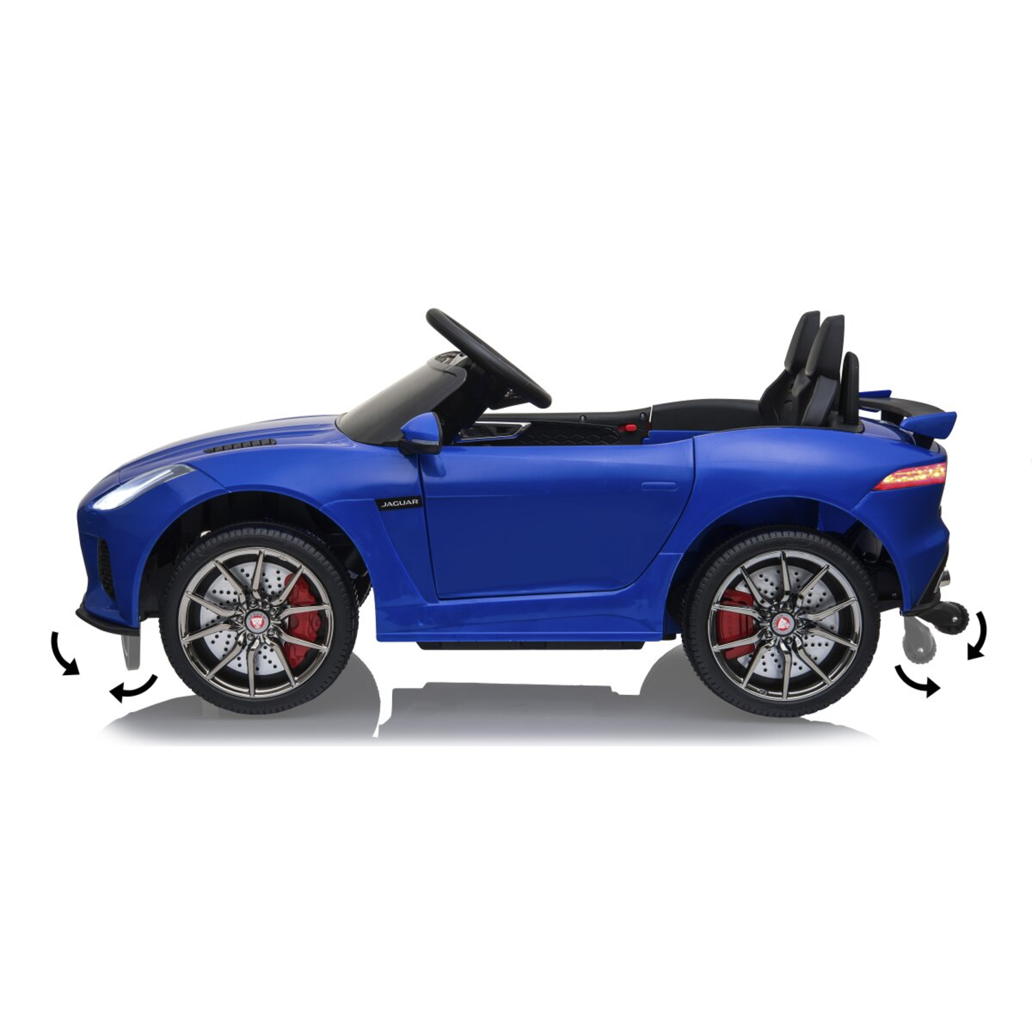 Een blauwe Jaguar speelgoedauto met zwart interieur en wielen. Het heeft een stuur en twee stoelen. De achtergrond is wit.