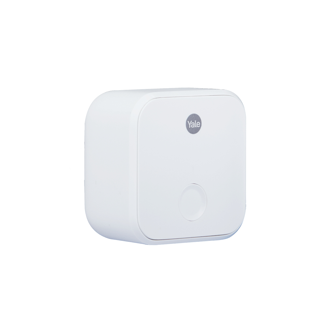 Ein weißes Yale Smart Lock. Es hat einen runden Knopf und das Yale-Logo auf der Vorderseite. Isoliert auf weißem Hintergrund.