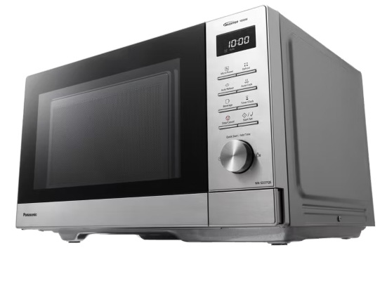 Srebrna kuchenka mikrofalowa Panasonic. Ma czarne szklane drzwi i panel sterowania z przyciskami i wyświetlaczem zegara cyfrowego.