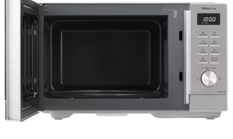 Otwarty piekarnik mikrofalowy z wyświetlaczem cyfrowym pokazującym 10:00. Wnętrze jest czarne. Panel sterowania znajduje się po prawej stronie.