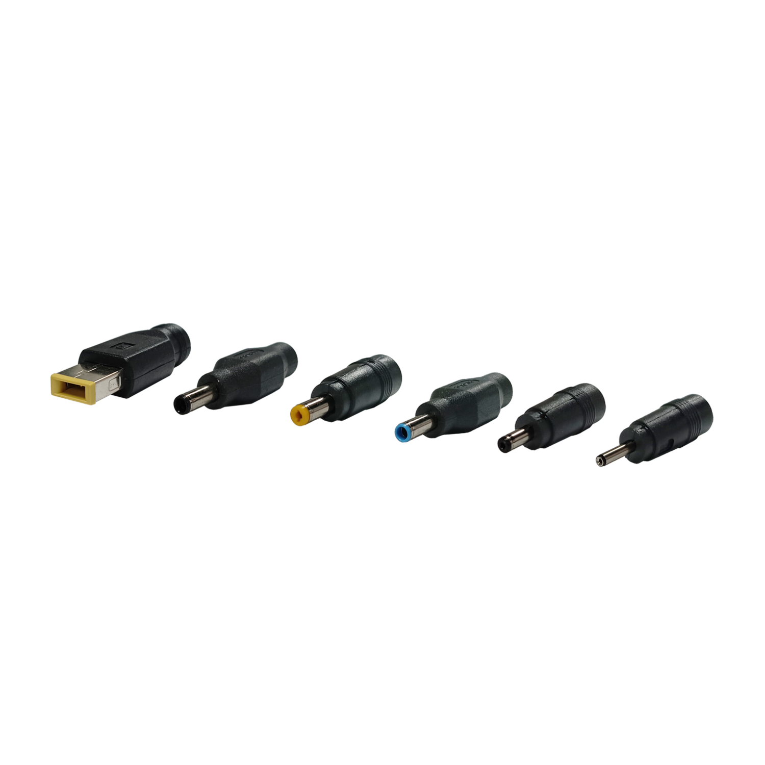 Plusieurs embouts d'adaptateur secteur noirs de différentes tailles et couleurs sont affichés sur un fond noir. L'un a une tête USB.
