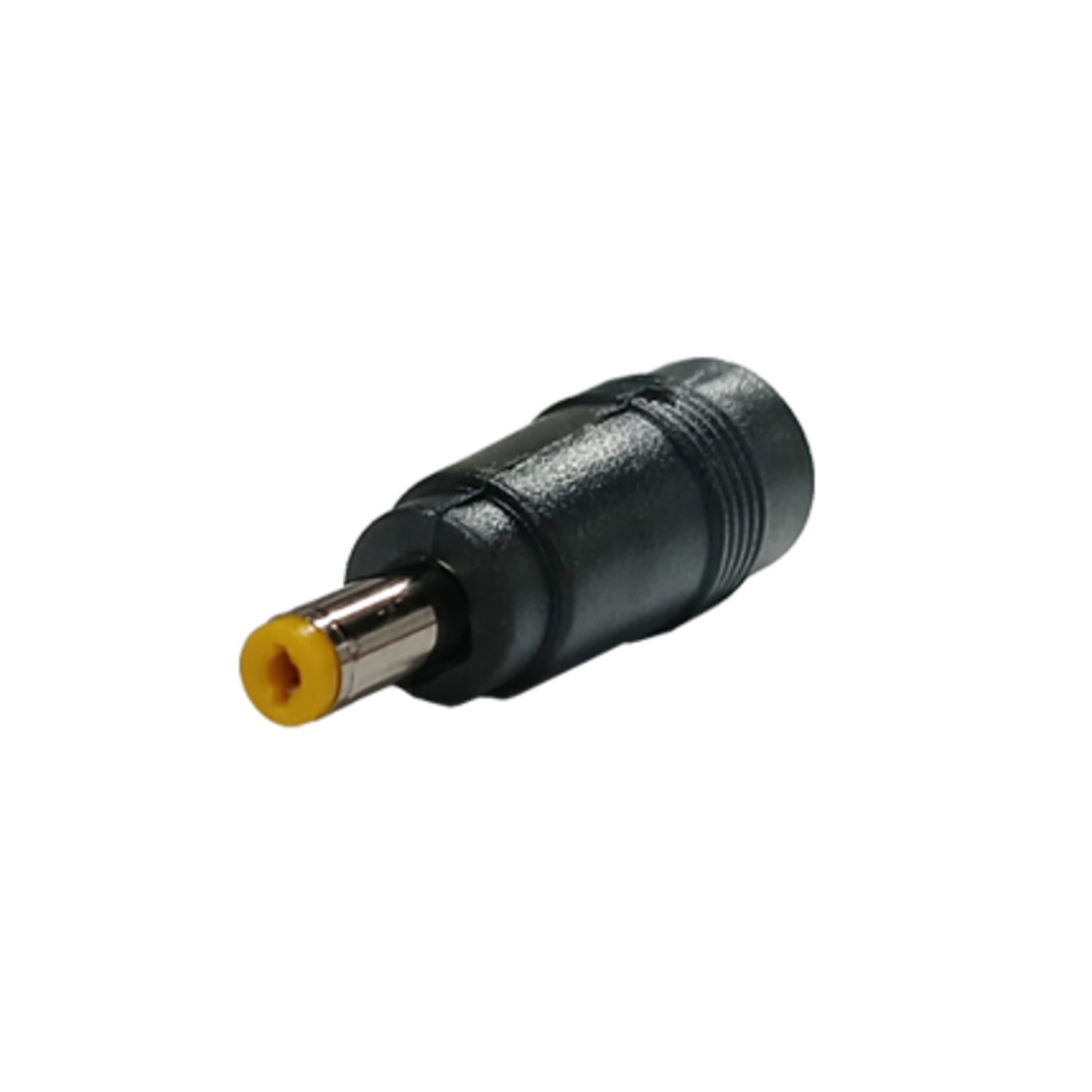 Un connecteur d'alimentation CC noir avec une pointe jaune, posé sur un fond noir. Le connecteur est cylindrique.