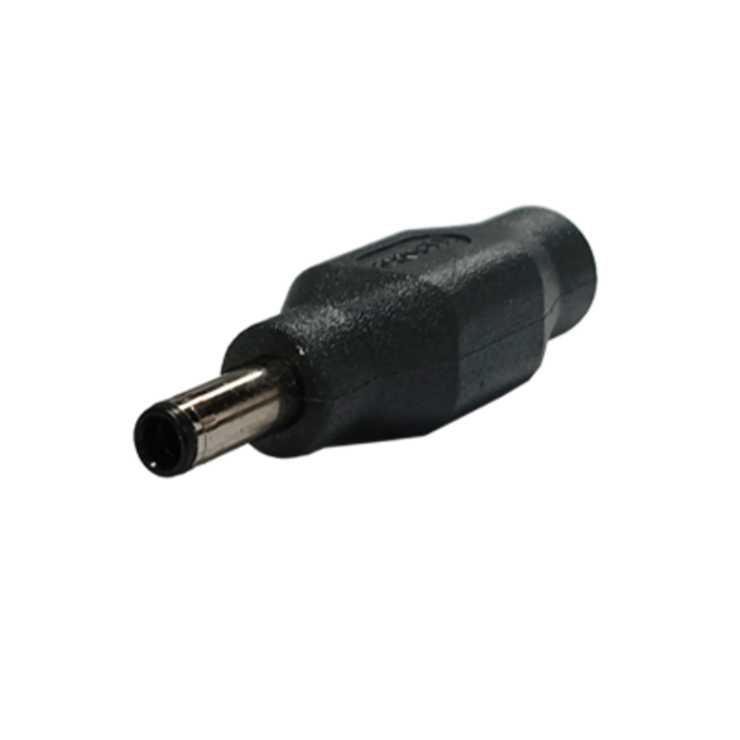 Un connecteur d'alimentation CC noir avec une pointe argentée, sur fond noir. Il est légèrement incliné vers la droite.