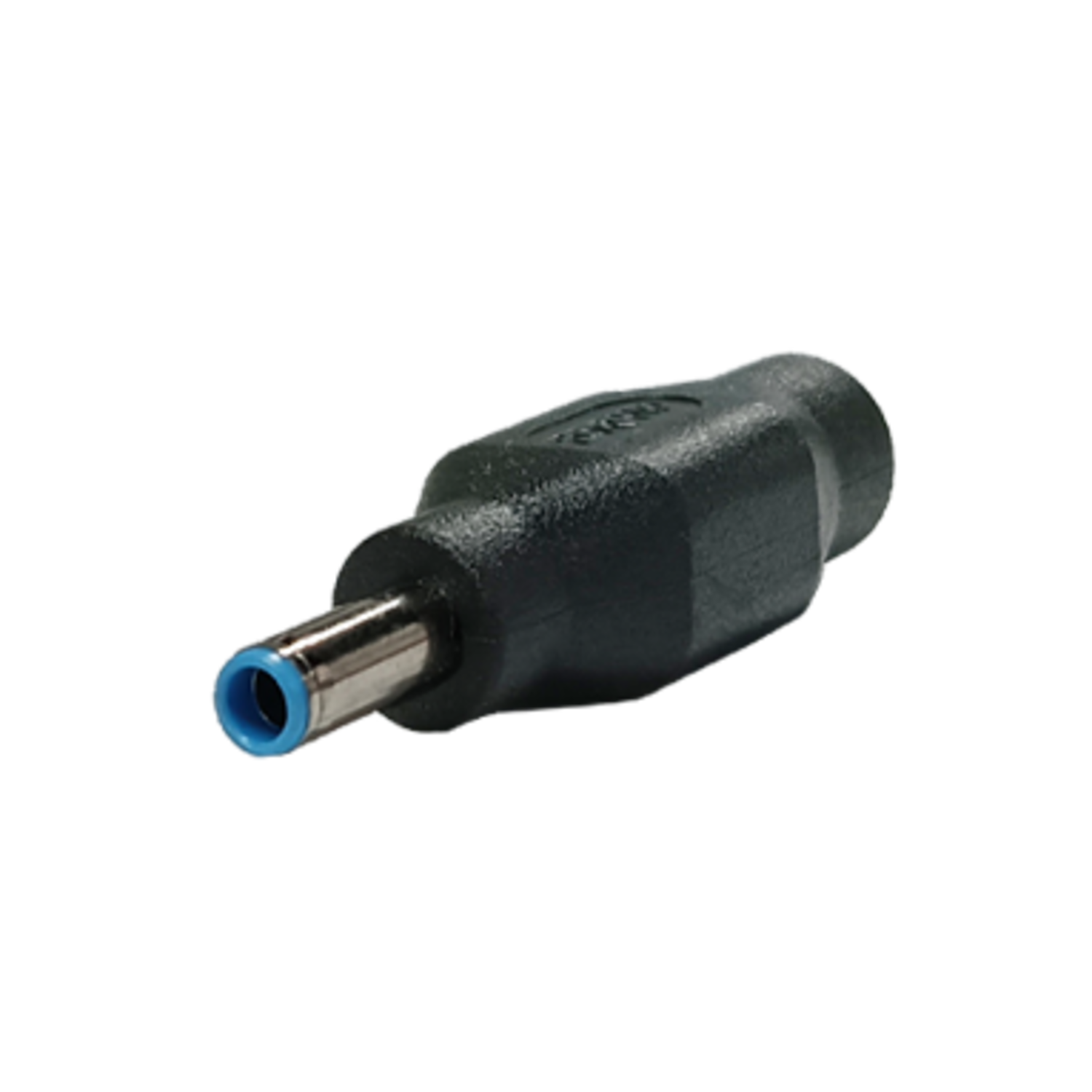 Un adaptateur d'alimentation noir avec une pointe argentée et un anneau bleu autour du trou. Le fond est noir.