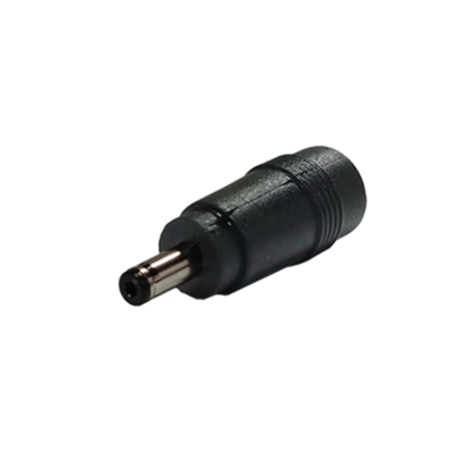 Un connecteur d'alimentation CC noir, avec une pointe argentée, est isolé sur fond noir. Il est incliné vers le haut à droite.