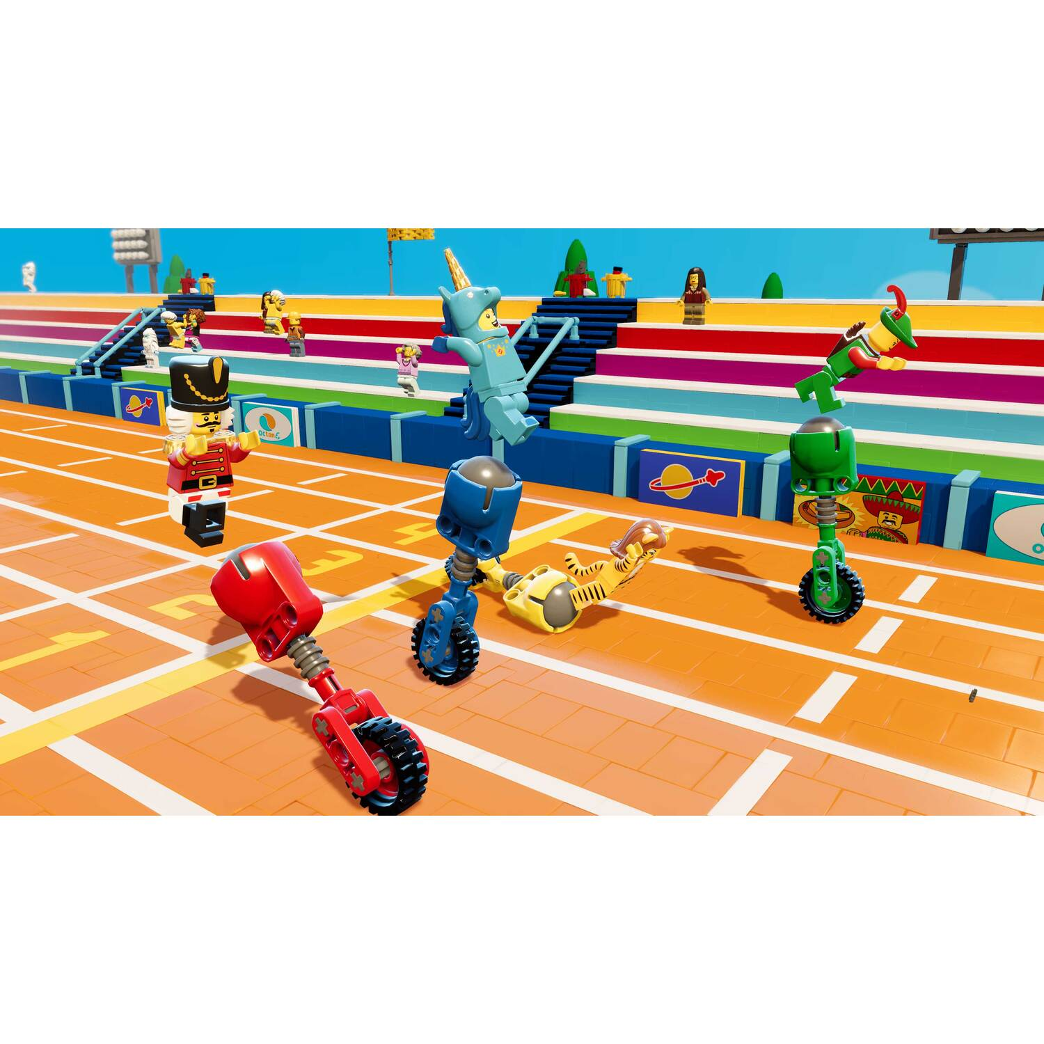 Lego-personages racen op een racebaan. Verschillende personages op wielen racen naar een finishlijn.