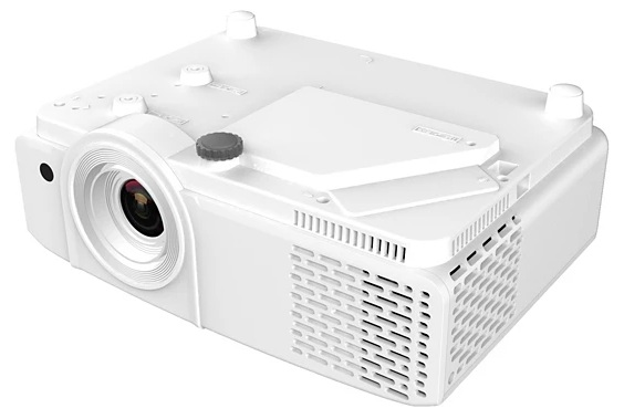 Biały projektor na białej powierzchni. Ma obiektyw, otwory wentylacyjne i pokrętła regulacyjne. Urządzenie wydaje się nowe i czyste.