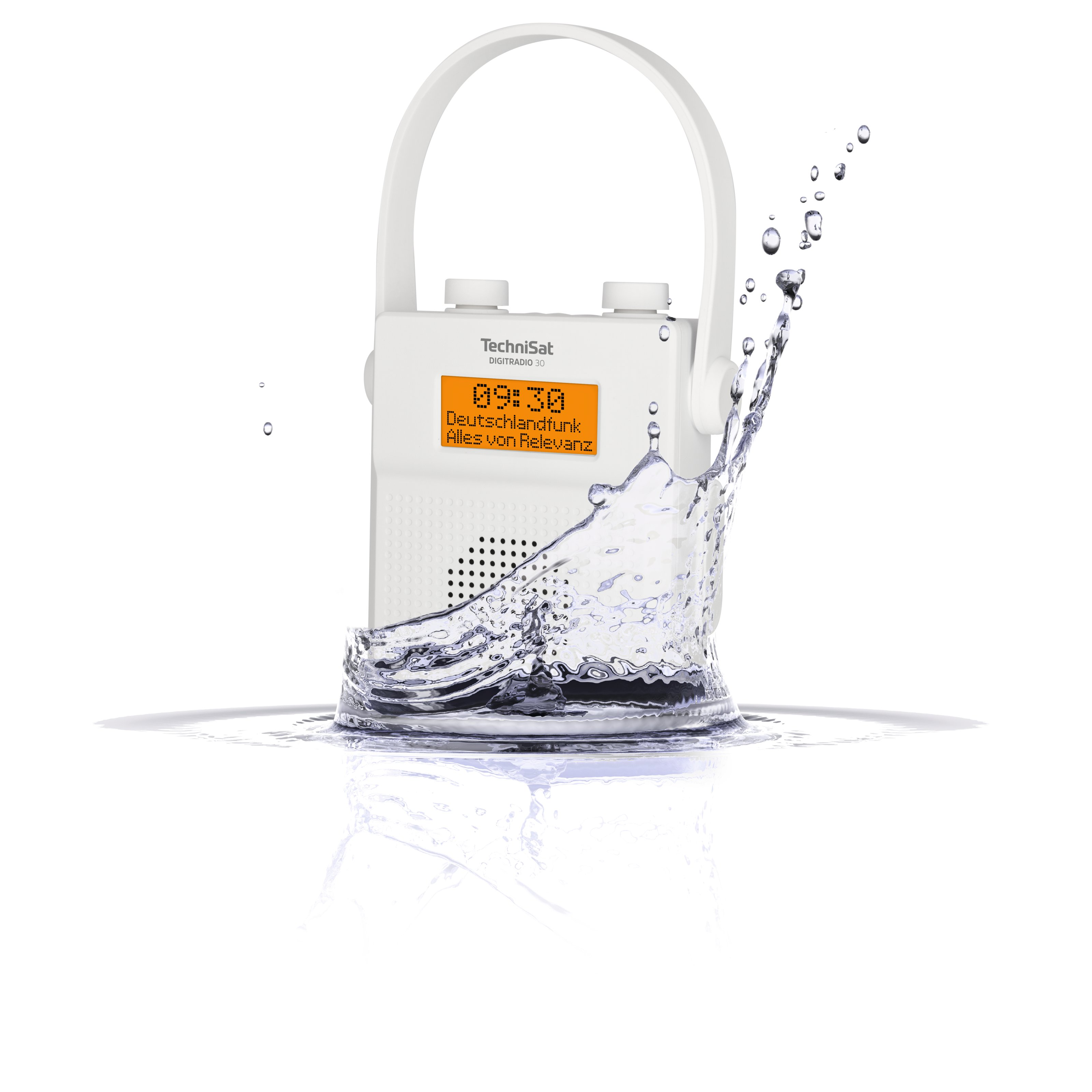 Ein weißes Radio mit Griff wird von Wasser bespritzt. Das Display zeigt Zeit und Stationsnamen. Wassertropfen sind verstreut.