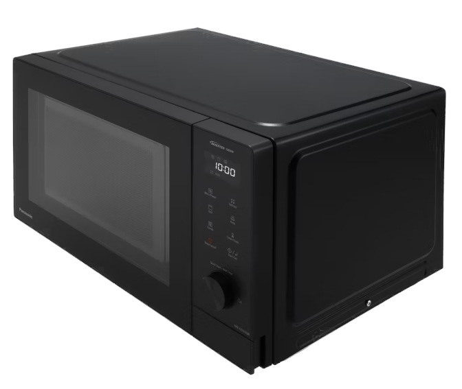 Czarny piekarnik mikrofalowy Panasonic z cyfrowym wyświetlaczem 10:00. Piekarnik ma pokrętło i przyciski. Jest na białym tle.