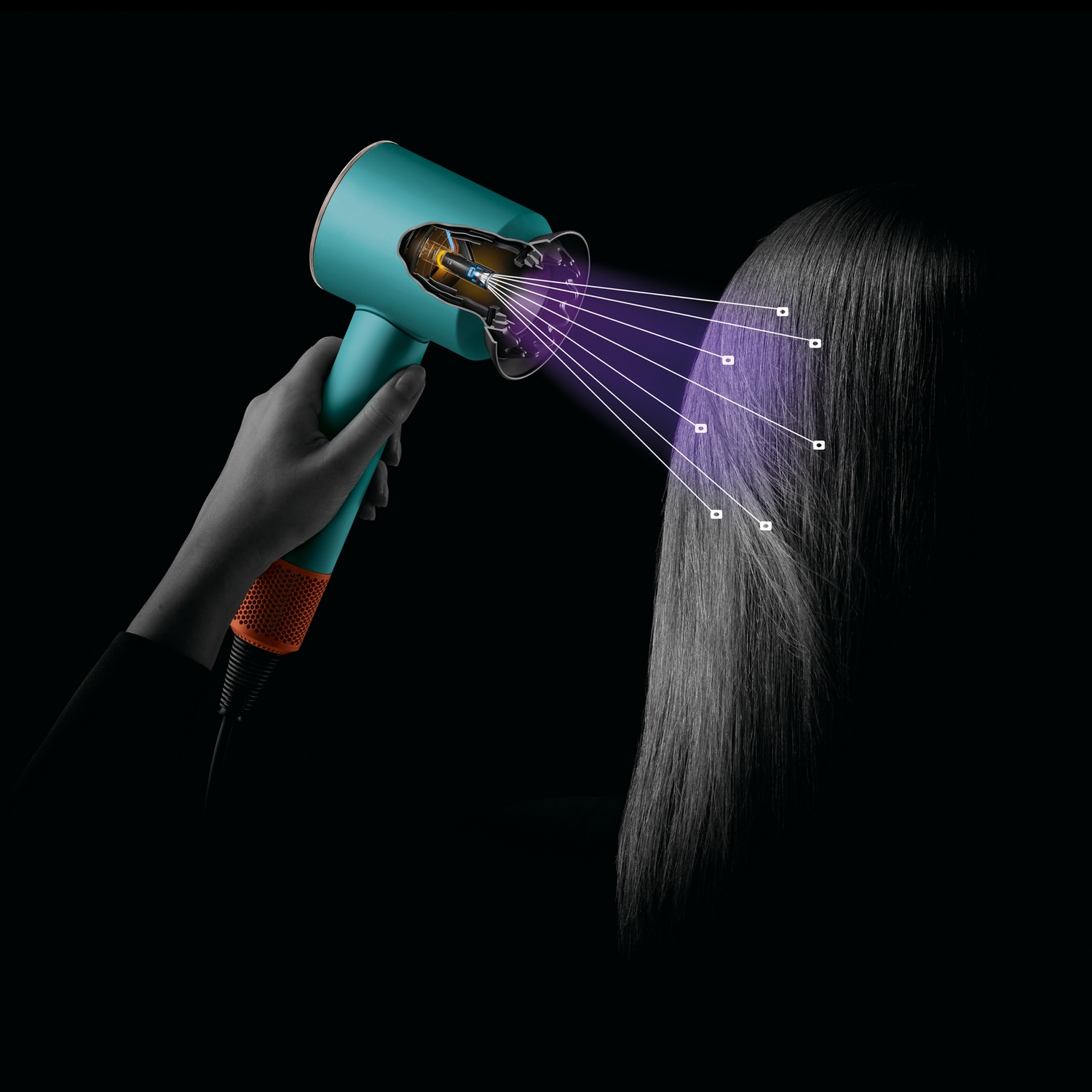 Un asciugacapelli turchese con accenti arancioni è diretto verso lunghi capelli grigi. Raggi viola si estendono dall'asciugacapelli ai capelli.