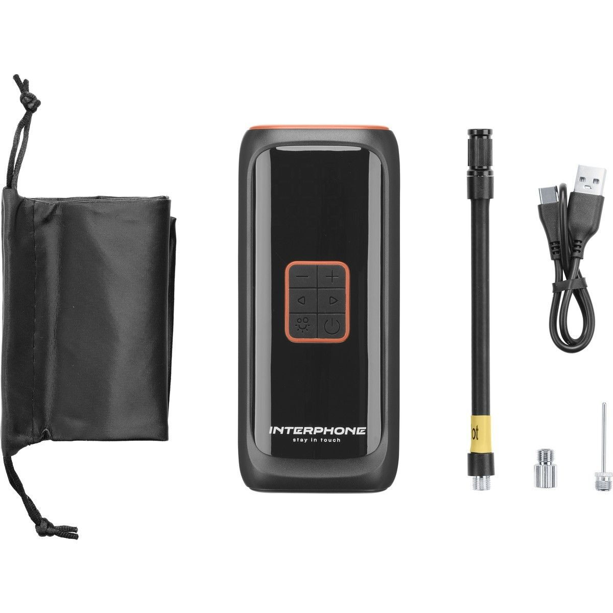Schwarzes und oranges Interphone-Gerät mit Zubehör: eine Tasche, ein Schlauch, ein USB-Kabel und Düsen, vor weißem Hintergrund.