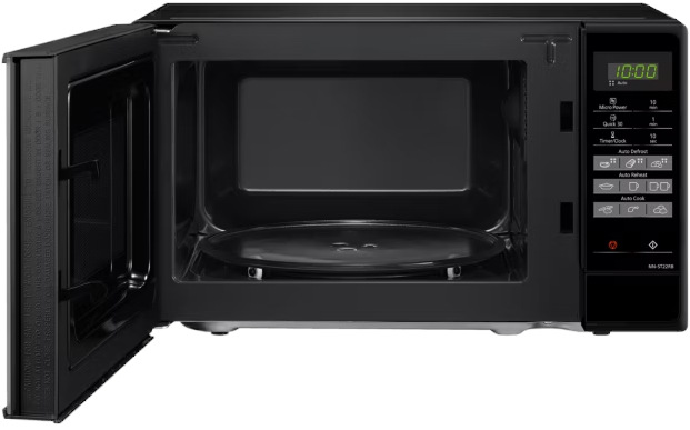 Czarna kuchenka mikrofalowa z otwartymi drzwiami. Wewnątrz widoczny szklany talerz. Wyświetlacz cyfrowy pokazuje 10:00. Panel sterowania po prawej.