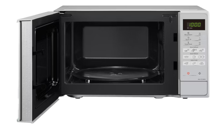 Otwarty piekarnik mikrofalowy. Drzwi są uchylone, odsłaniając wnętrze. Panel sterowania pokazuje godzinę 10:00.
