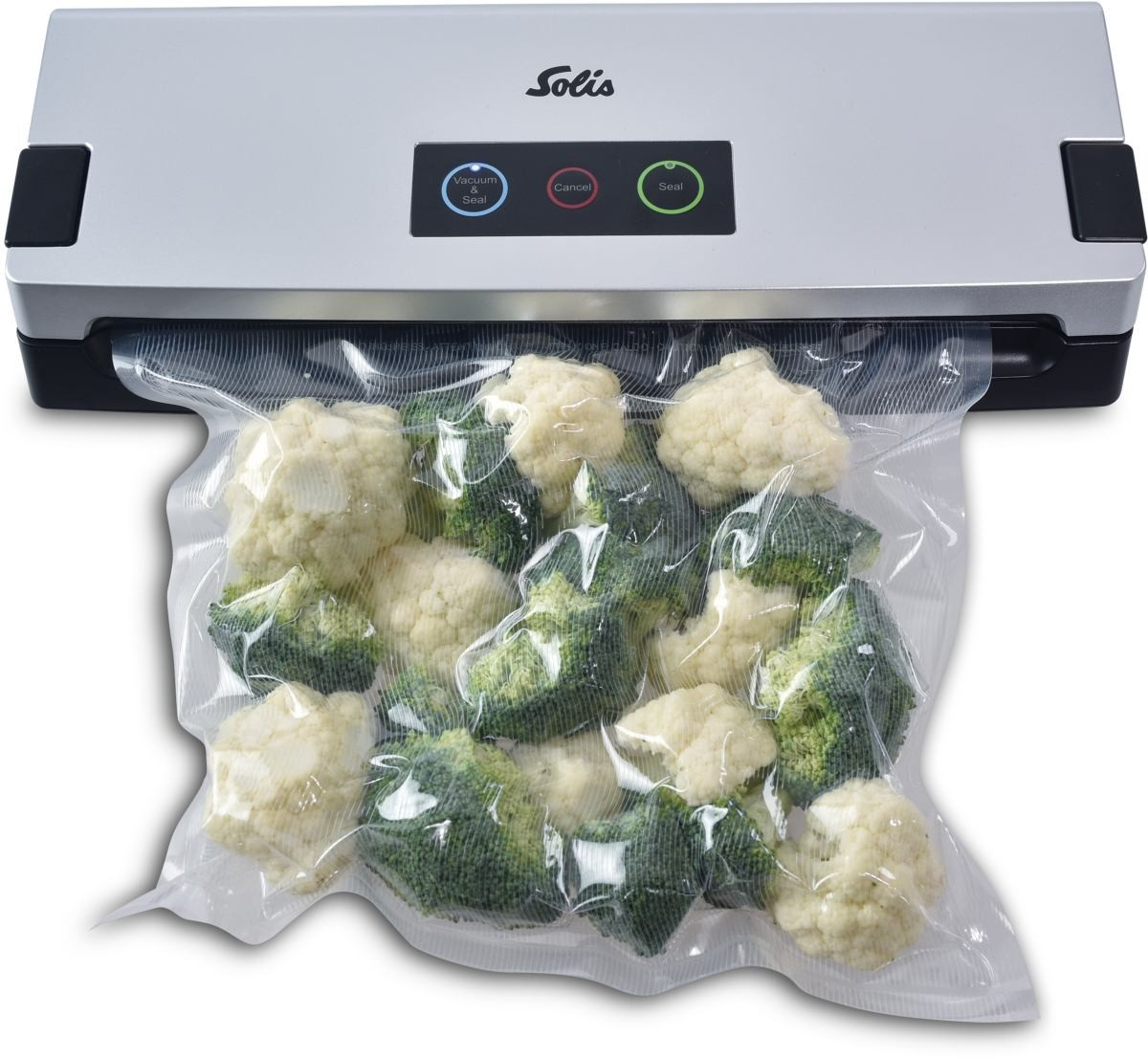 Srebrna zgrzewarka próżniowa Solis z workiem brokułów i kalafiora. Przyciski: próżnia/zgrzewanie, anuluj i zgrzewaj.