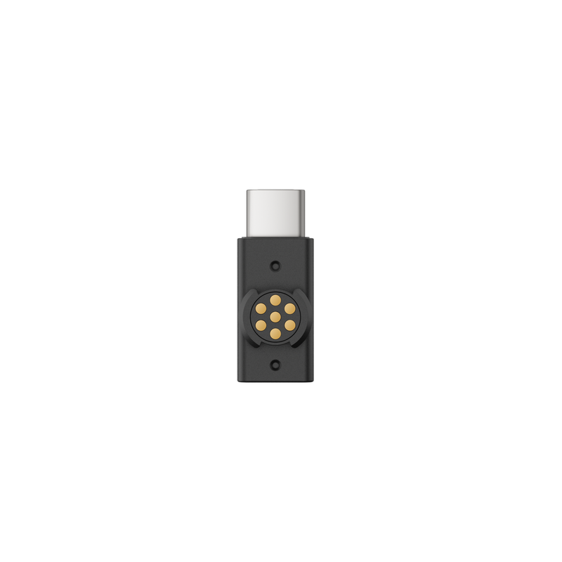 Üstte USB-C bağlantı noktası ve altta altın pimli dairesel bir konektör bulunan siyah bir konektör. Siyah zemin üzerinde izole edilmiştir.
