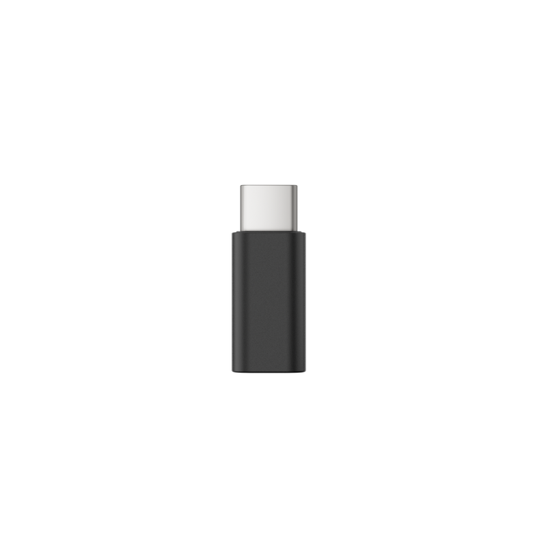 Siyah bir USB-C adaptörü siyah bir arka plan üzerinde. Adaptörün gümüş renkli bir konektör ucu var.