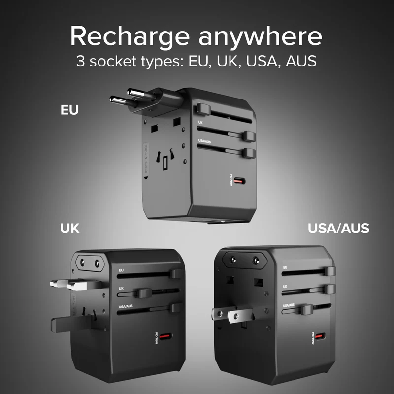 Obraz przedstawia czarny uniwersalny adapter podróżny. Wyświetla typy gniazd EU, UK, USA/AUS. Tło jest ciemnoszare z tekstem.