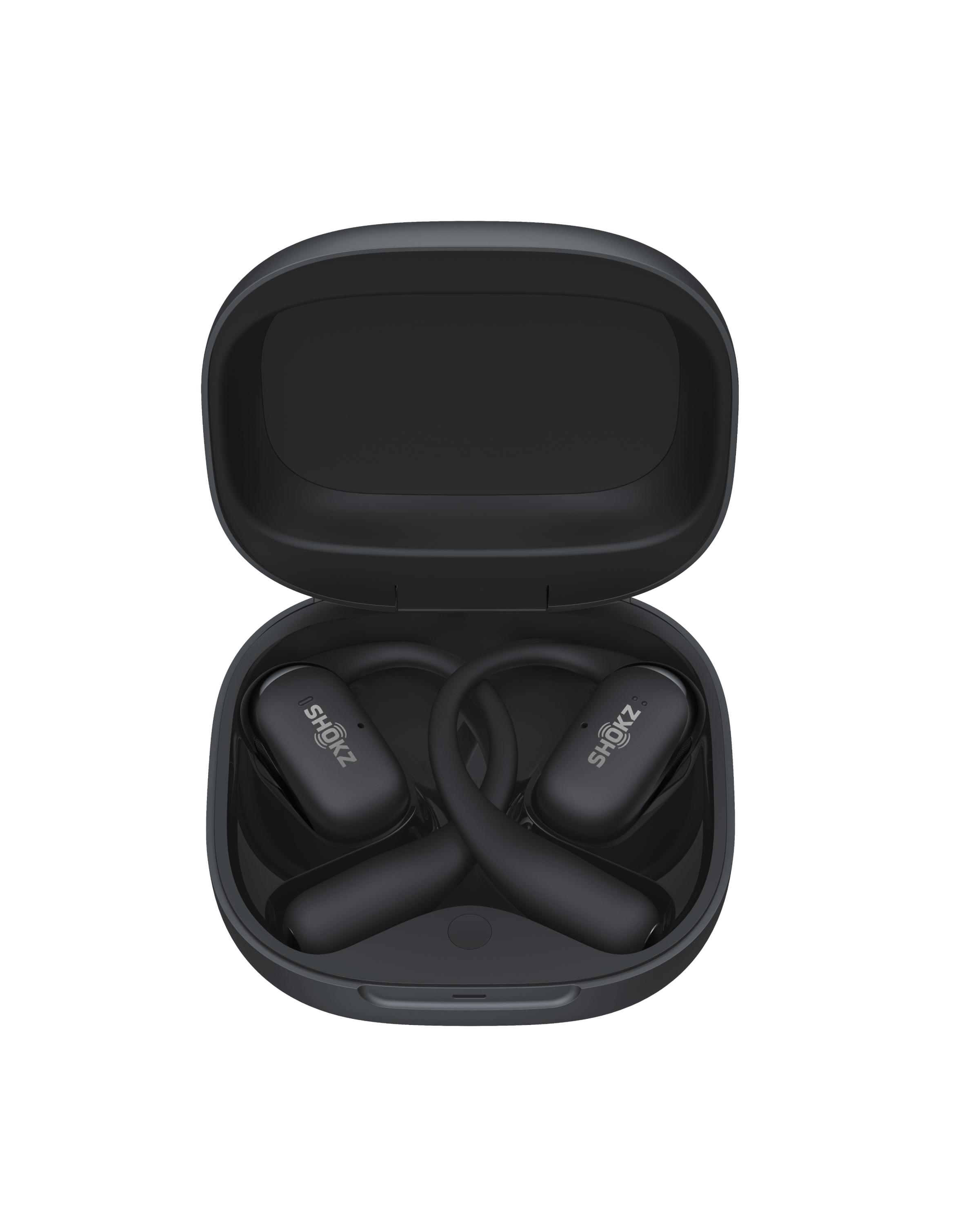 Schwarze Shokz-Kopfhörer in einem offenen Etui. Das Etui und die Kopfhörer sind auf weißem Grund.