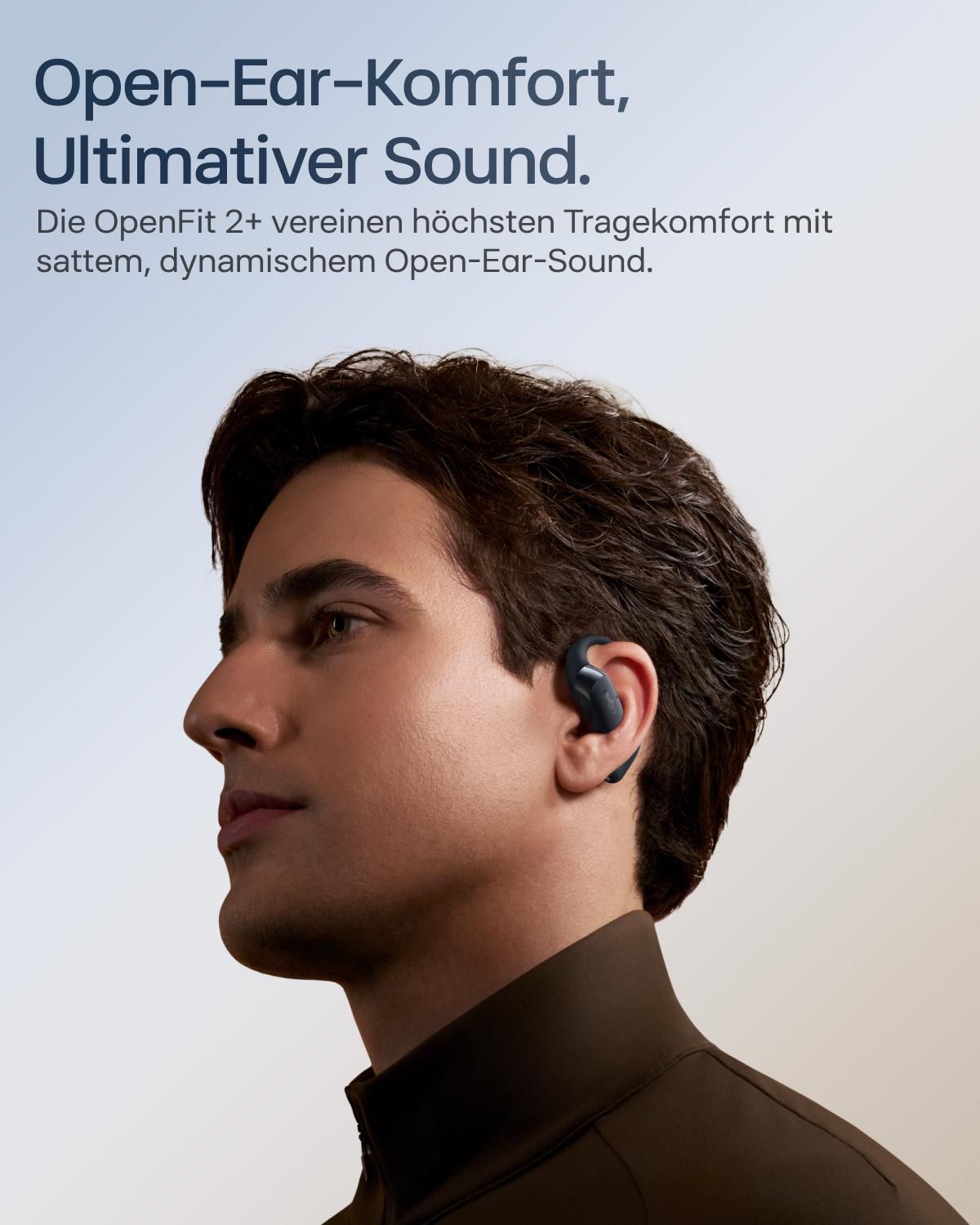 Ein Mann mit braunem Hemd und schwarzem Ohrhörer, der zur Seite blickt. Text im Hintergrund wirbt für Open-Ear-Sound.