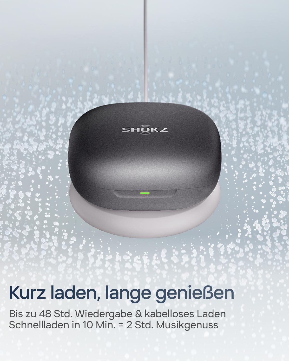 Schwarzes Shokz-Kopfhörer-Etui auf weißer Ladestation. Hintergrund hellblau mit weißen Punkten, Text darunter.