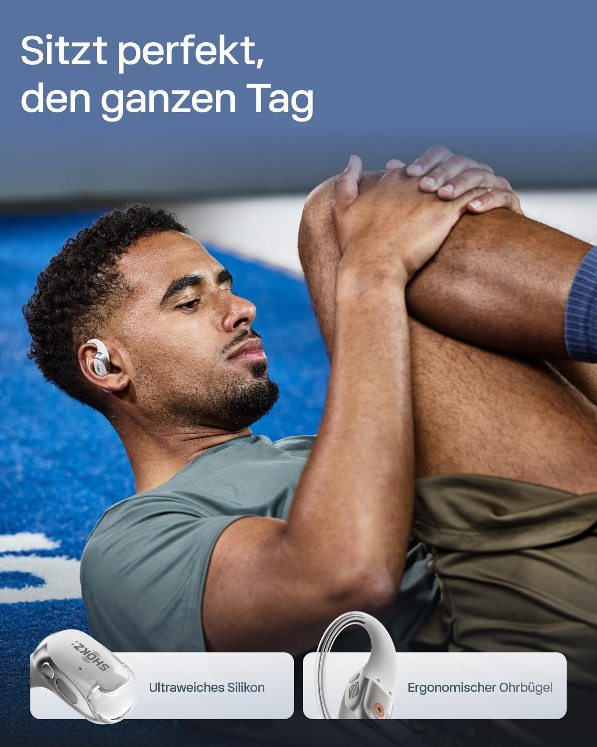 Mann in grauem Hemd dehnt sich, trägt Ohrhörer. Text: 'Passt perfekt, den ganzen Tag.' Ohrhörer und Textfelder unten.