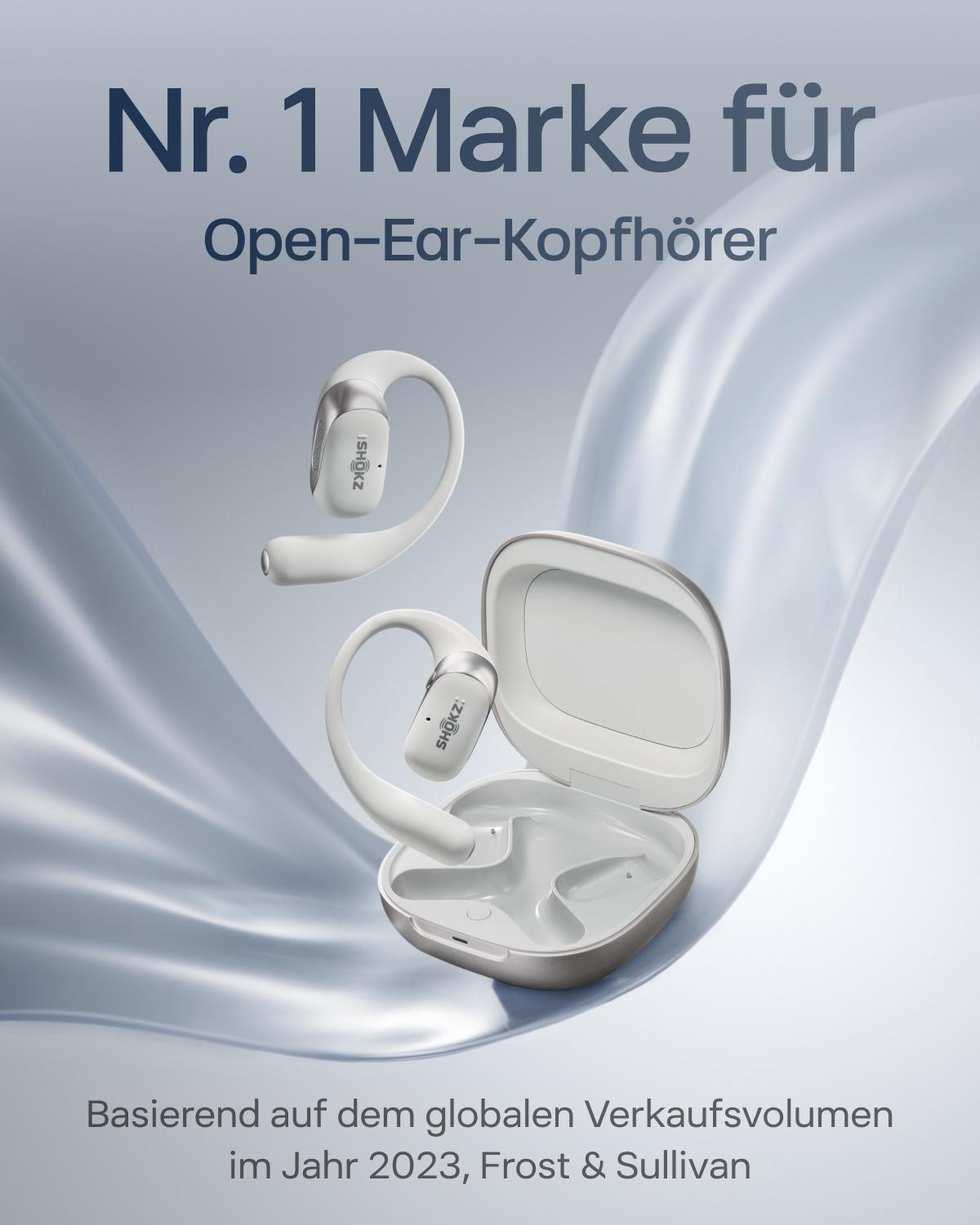 Weiße Open-Ear-Kopfhörer und Etui auf wellenförmigem Hintergrund. Text: Nr. 1 Marke für Open-Ear-Kopfhörer. Basierend auf globalem Verkaufsvolumen.