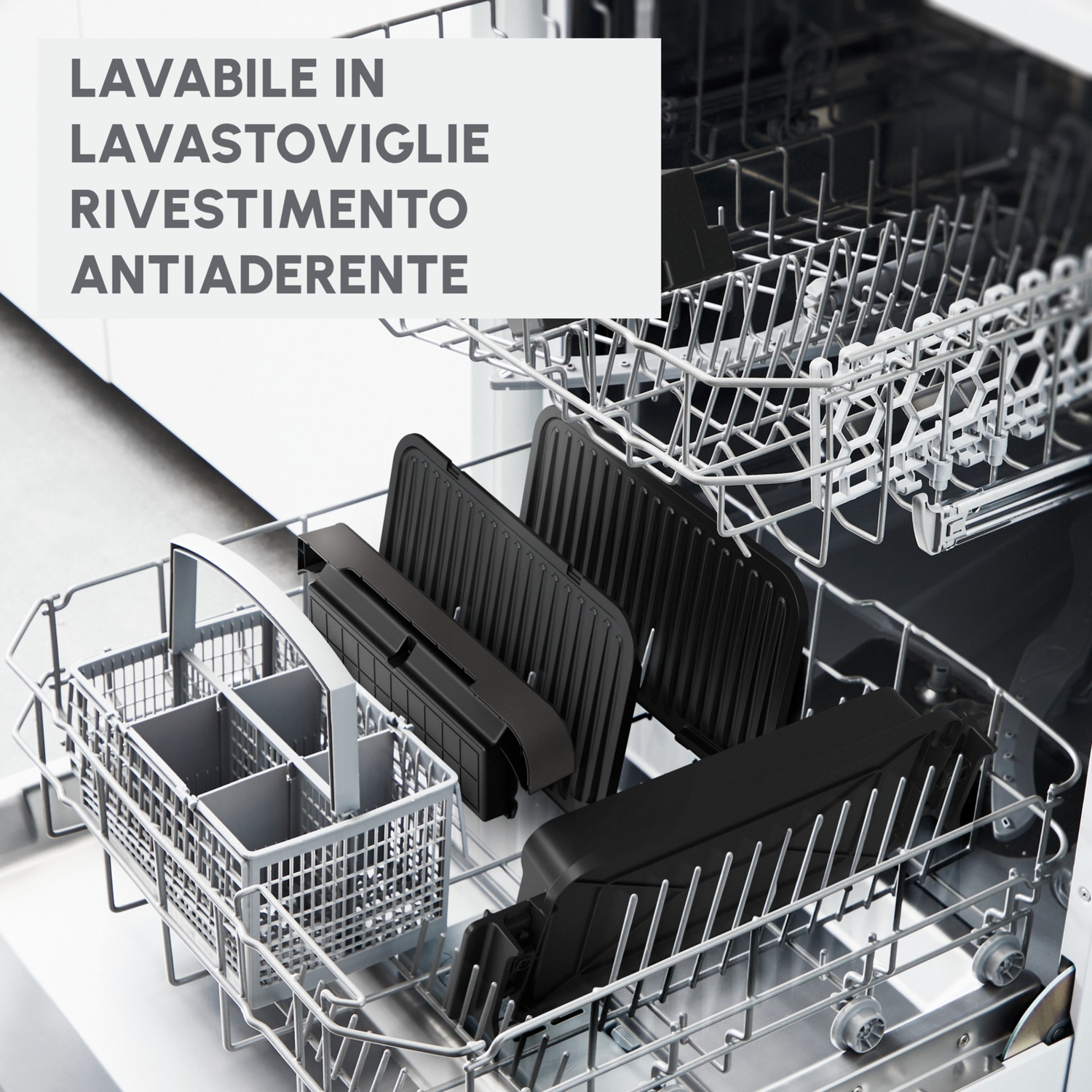 Interno lavastoviglie con piastre grill nere, un cestello per posate e un'etichetta con rivestimento antiaderente.