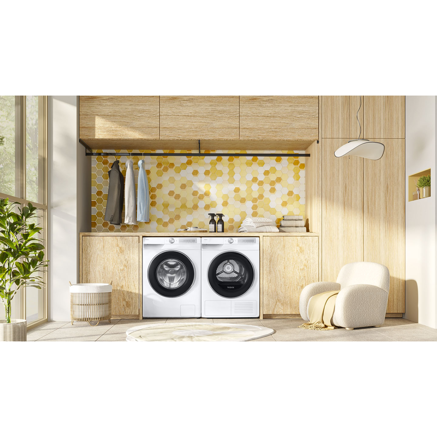 Wasruimte met wasmachine en droger. Kleding hangt, een stoel en een rond tapijt. Gele honingraattegelmuur en houten kasten.