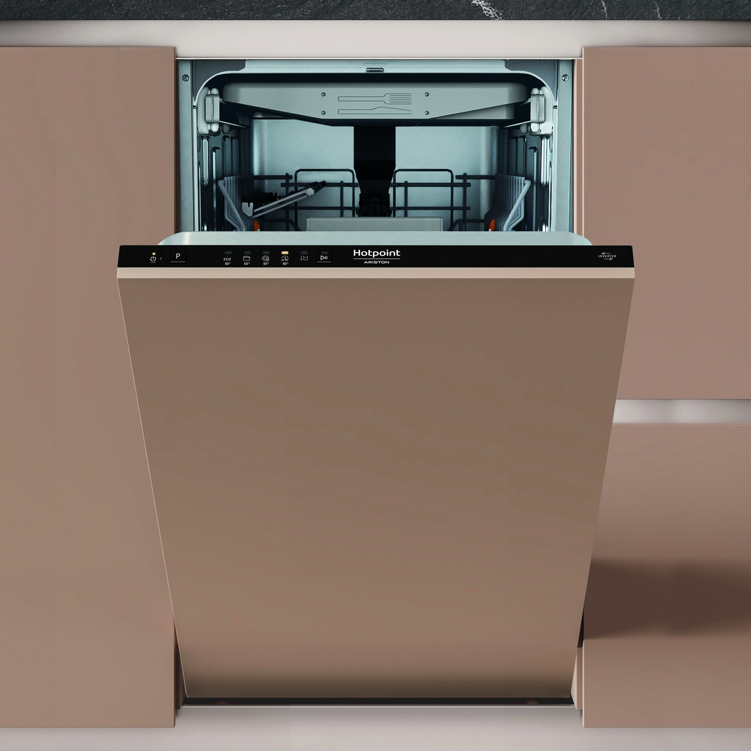 Una lavastoviglie Hotpoint aperta in una cucina moderna. La porta è aperta, rivelando i ripiani interni e il pannello di controllo.