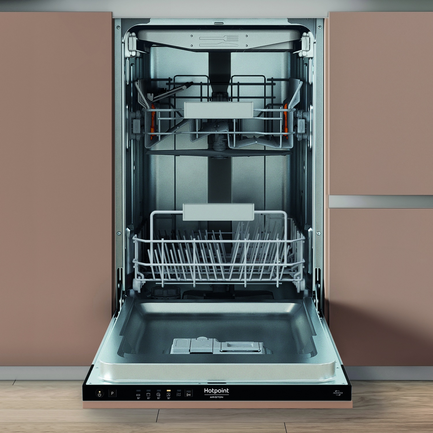 Una lavastoviglie aperta mostra ripiani e interni. È in una cucina con mobili marroni. Lo sportello è abbassato, mostrando il marchio Hotpoint.