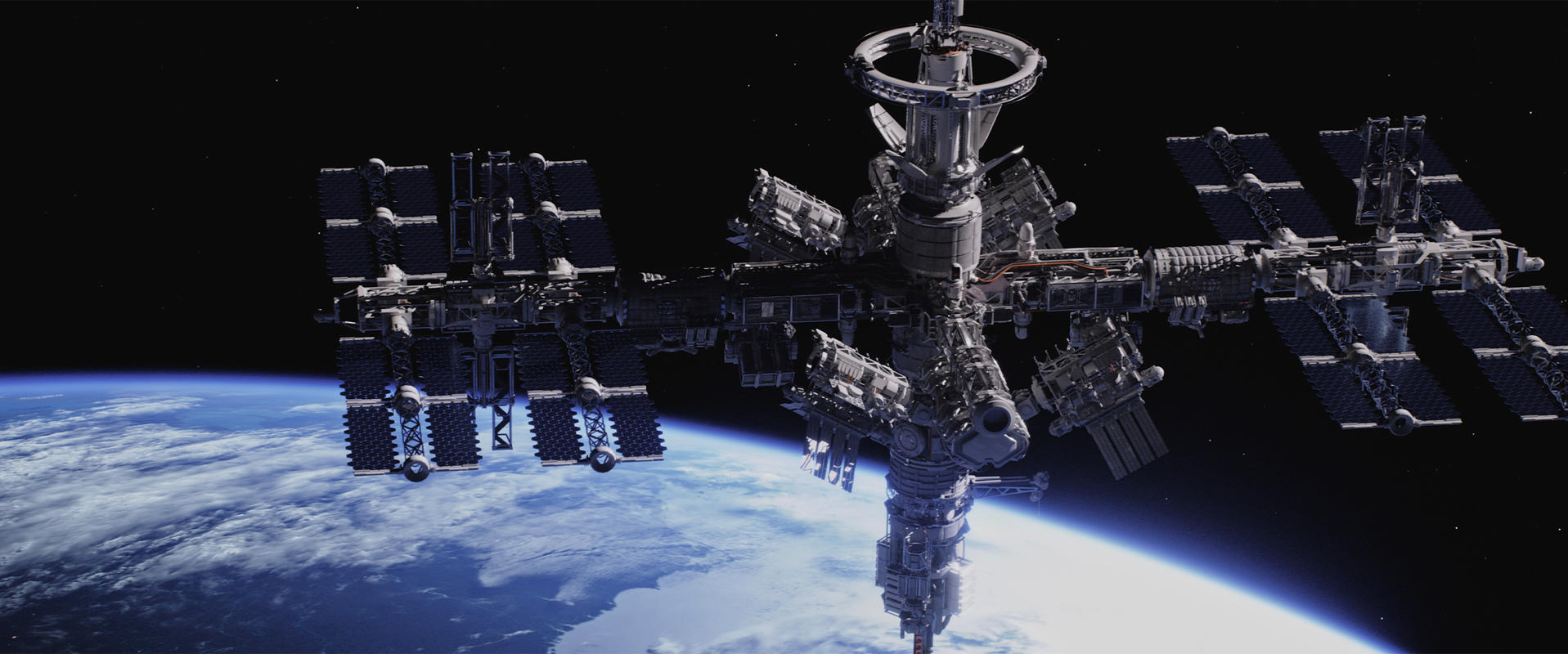 Eine Raumstation umkreist die Erde. Sonnenkollektoren sind ausgeklappt. Der blaue Planet mit Wolken ist sichtbar. Der Weltraum umgibt alles.
