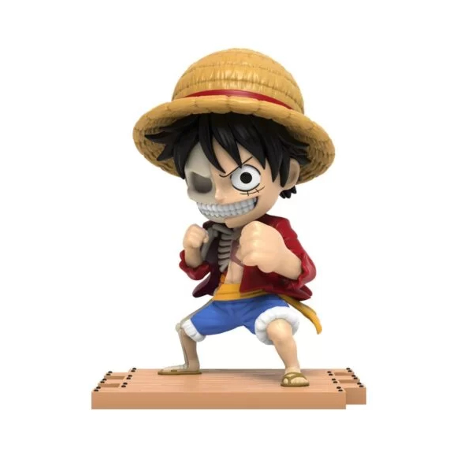 Una statuetta di Luffy, mezzo scheletro, con cappello di paglia e giacca rossa. È su una base di legno, in posa da combattimento.
