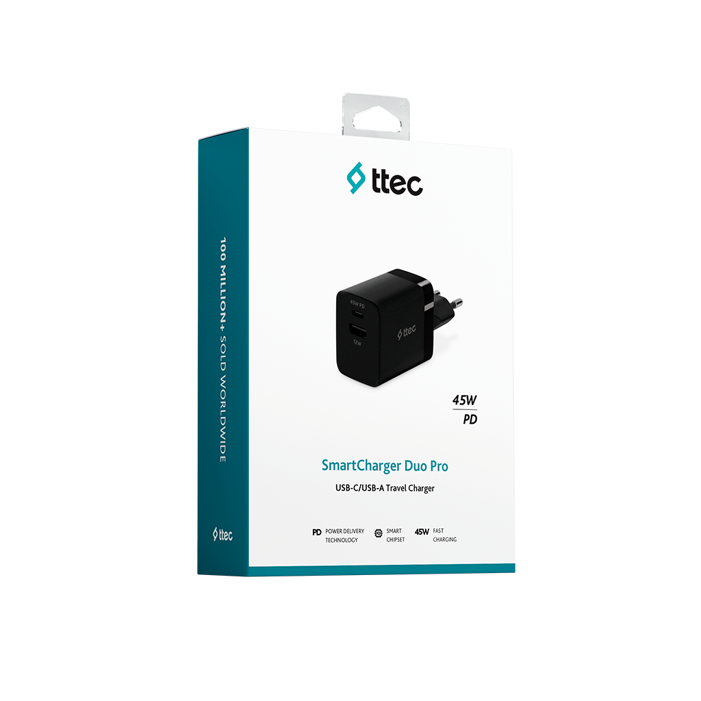 Beyaz bir kutuda siyah bir ttec SmartCharger Duo Pro. İki USB portu ve bir fişi var. Metin 45W PD ve USB-C/USB-A içerir.