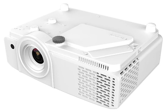 Biały projektor z obiektywem i pokrętłami. Posiada kratki wentylacyjne i stoi na białej powierzchni.