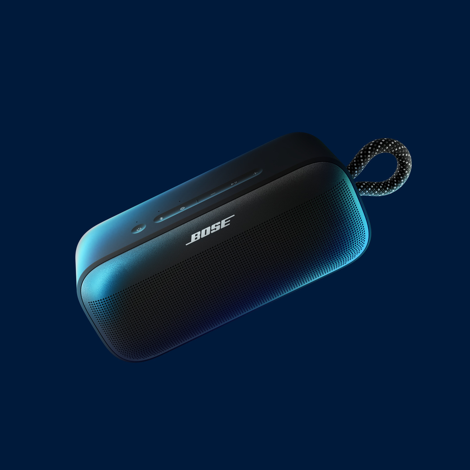 Een zwarte draagbare Bose-luidspreker met een stoffen handvat, op een donkerblauwe achtergrond. De luidspreker heeft bedieningsknoppen. Bose-logo zichtbaar.