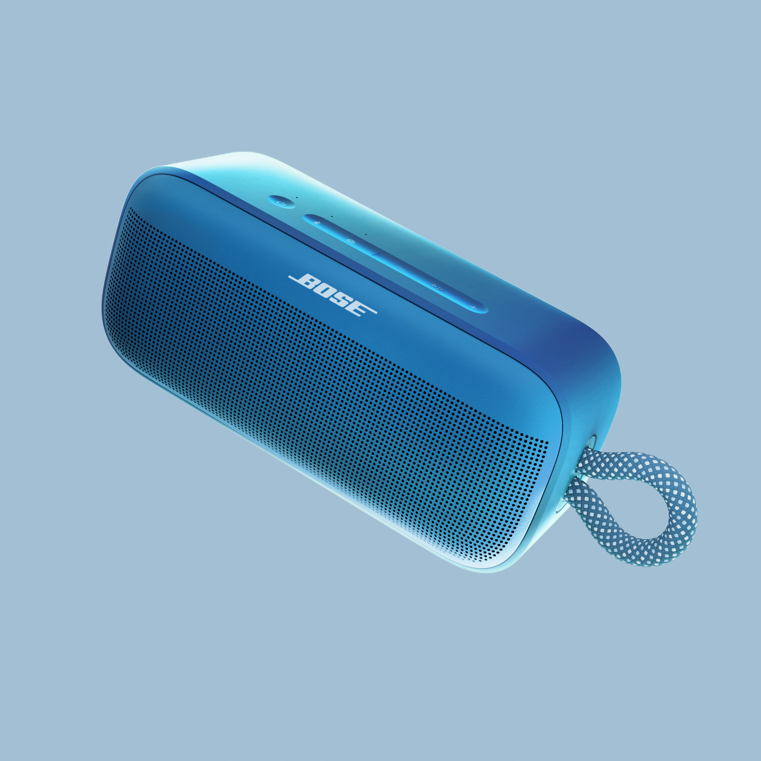 Blauwe Bose-luidspreker met gestippelde handgreep. De luidspreker is rechthoekig en heeft een geperforeerde voorkant. De achtergrond is een blauwe gradient.