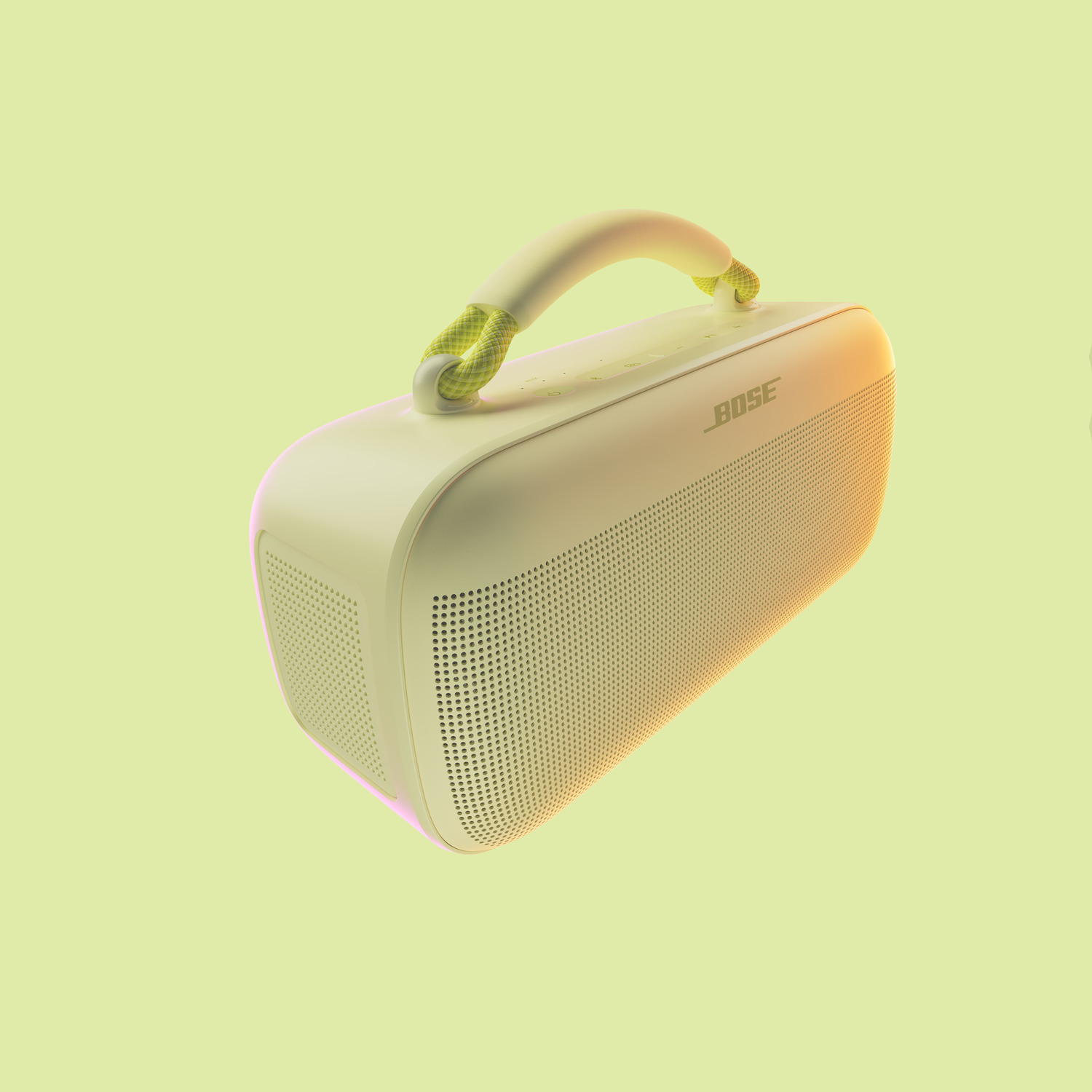 Een crèmekleurige draagbare Bose-luidspreker met handvat en groene accenten, tegen een zachtgele achtergrond.