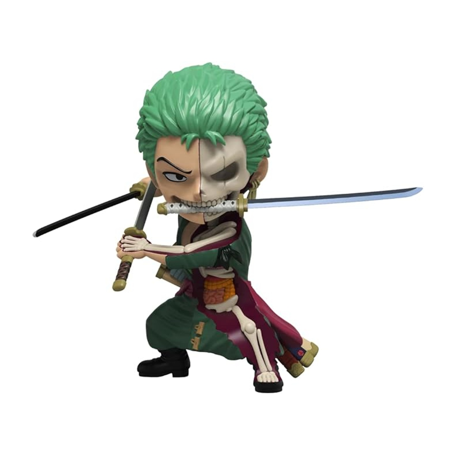 Una statuetta di un personaggio con i capelli verdi e un viso a metà scheletro, che tiene tre spade in posizione di combattimento.