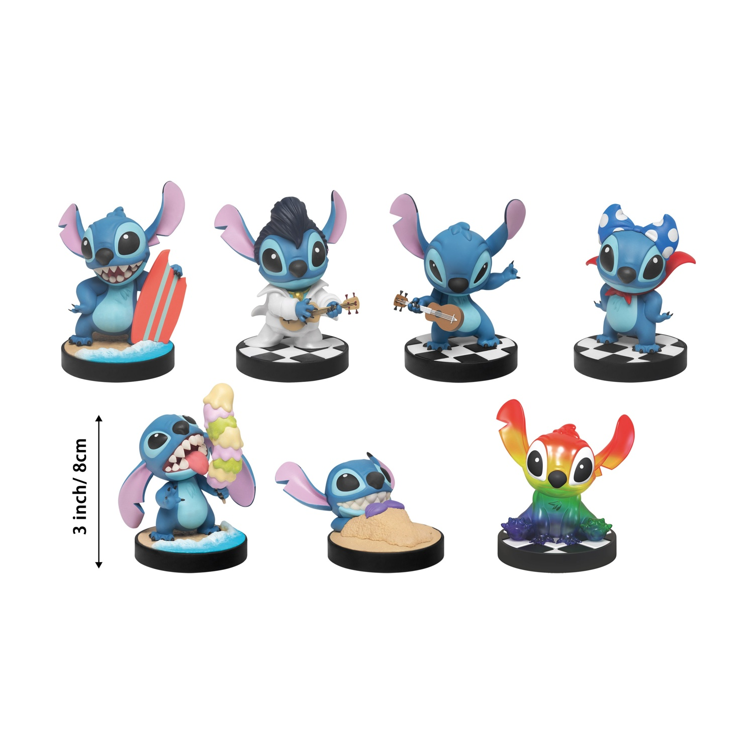 Sette figurine di Stitch in vari outfit. Uno tiene una tavola da surf, un altro suona la chitarra, altri indossano costumi, tutti su basi a scacchiera.