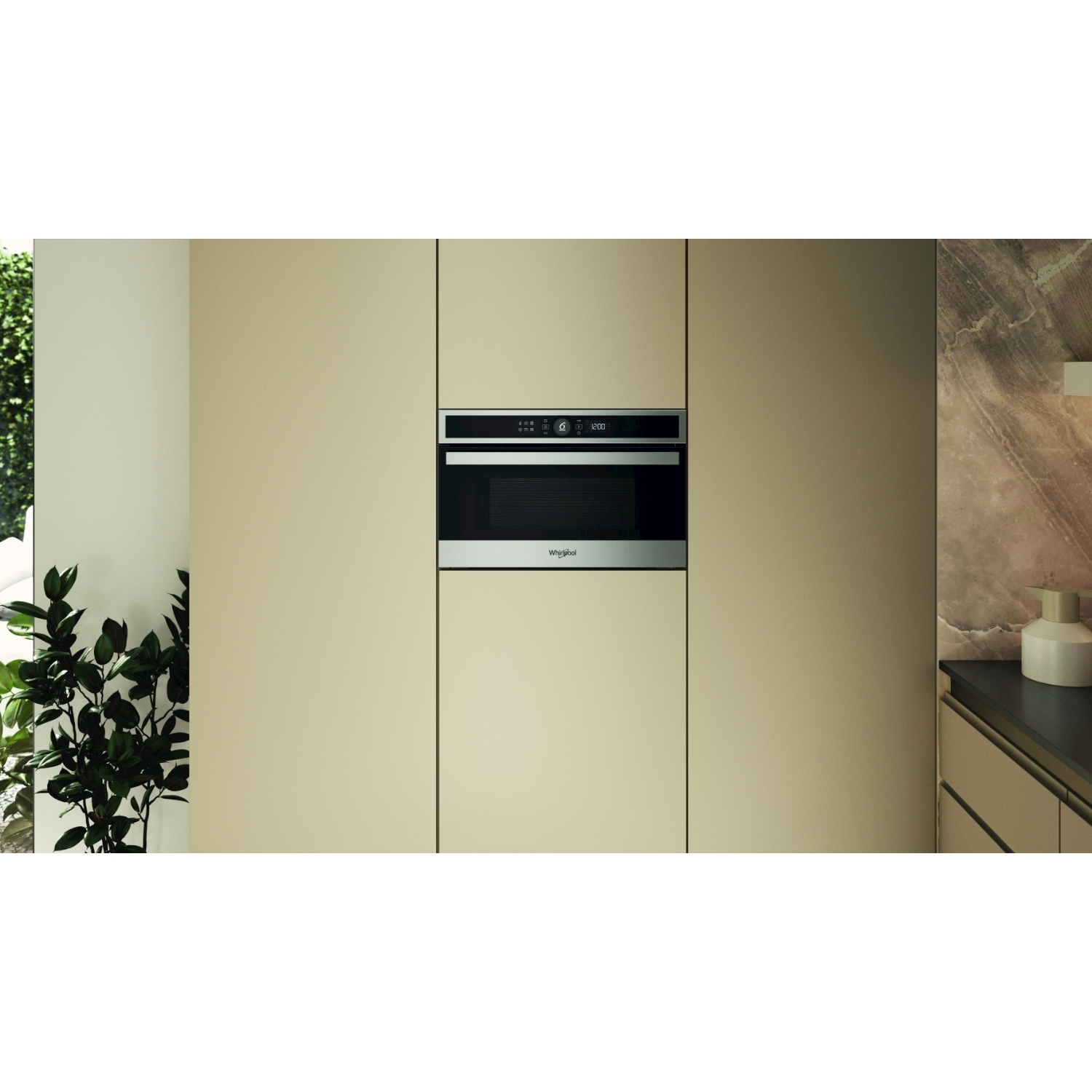 Una cucina moderna con forno a incasso e display digitale. Armadi beige circondano il forno. Una pianta a sinistra.