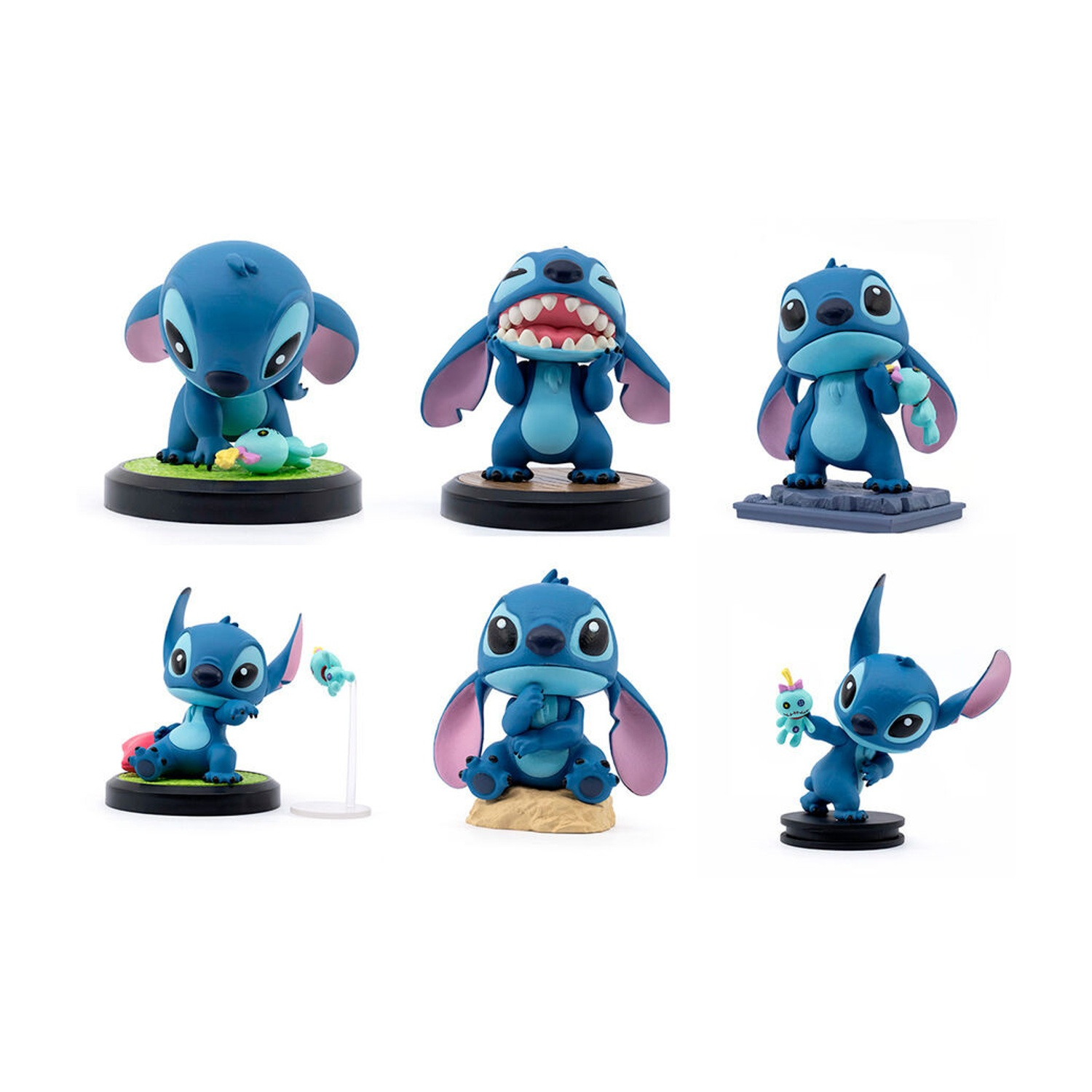 Sei statuette blu di Stitch in varie pose. Ognuna ha grandi orecchie, occhi neri e poggia su una base. Alcune tengono dei giocattoli.
