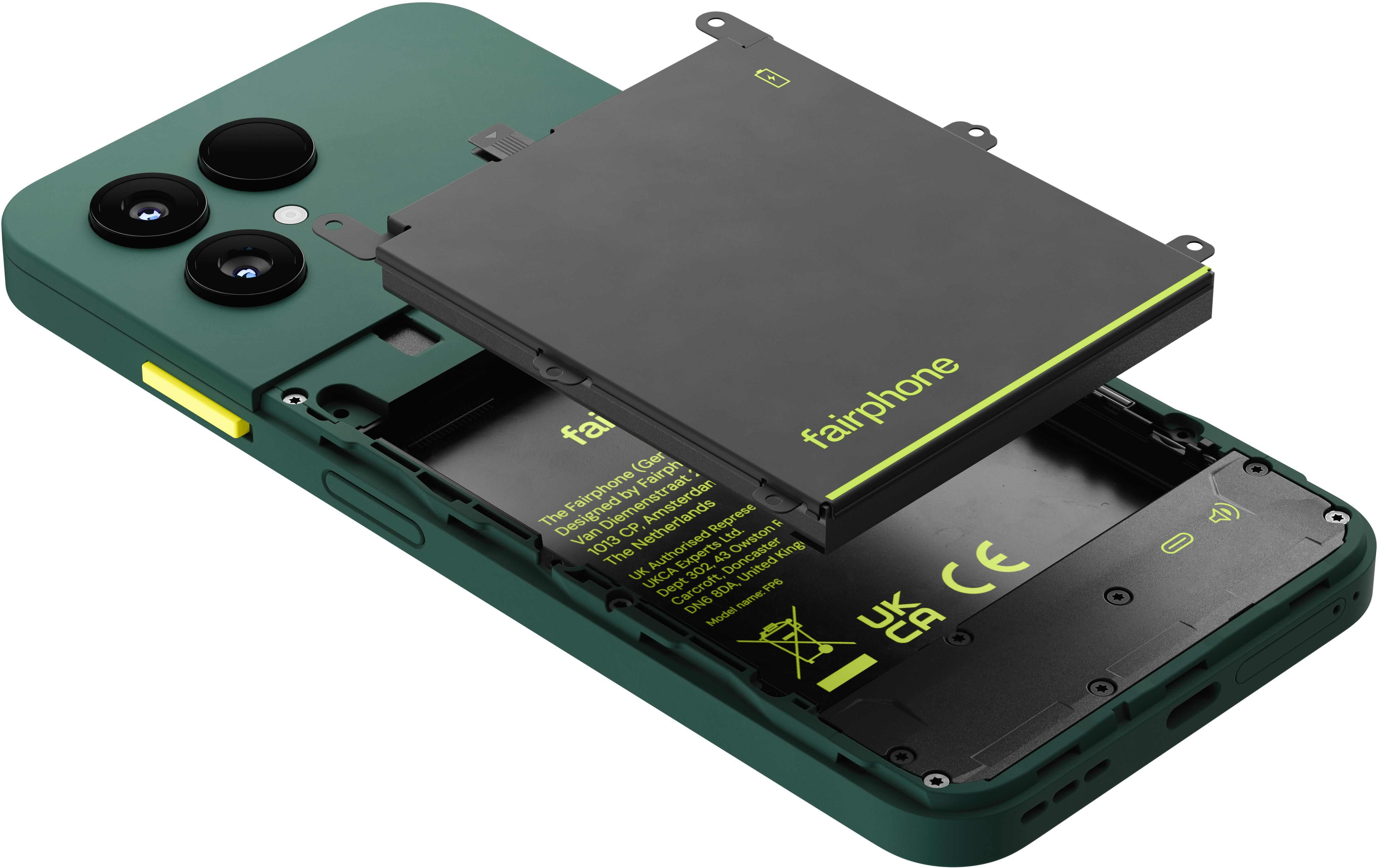 Ein zerlegtes Fairphone zeigt den Akku und die Innenteile. Grüne Handyhülle mit schwarzem Akku, Fairphone-Logo sichtbar.