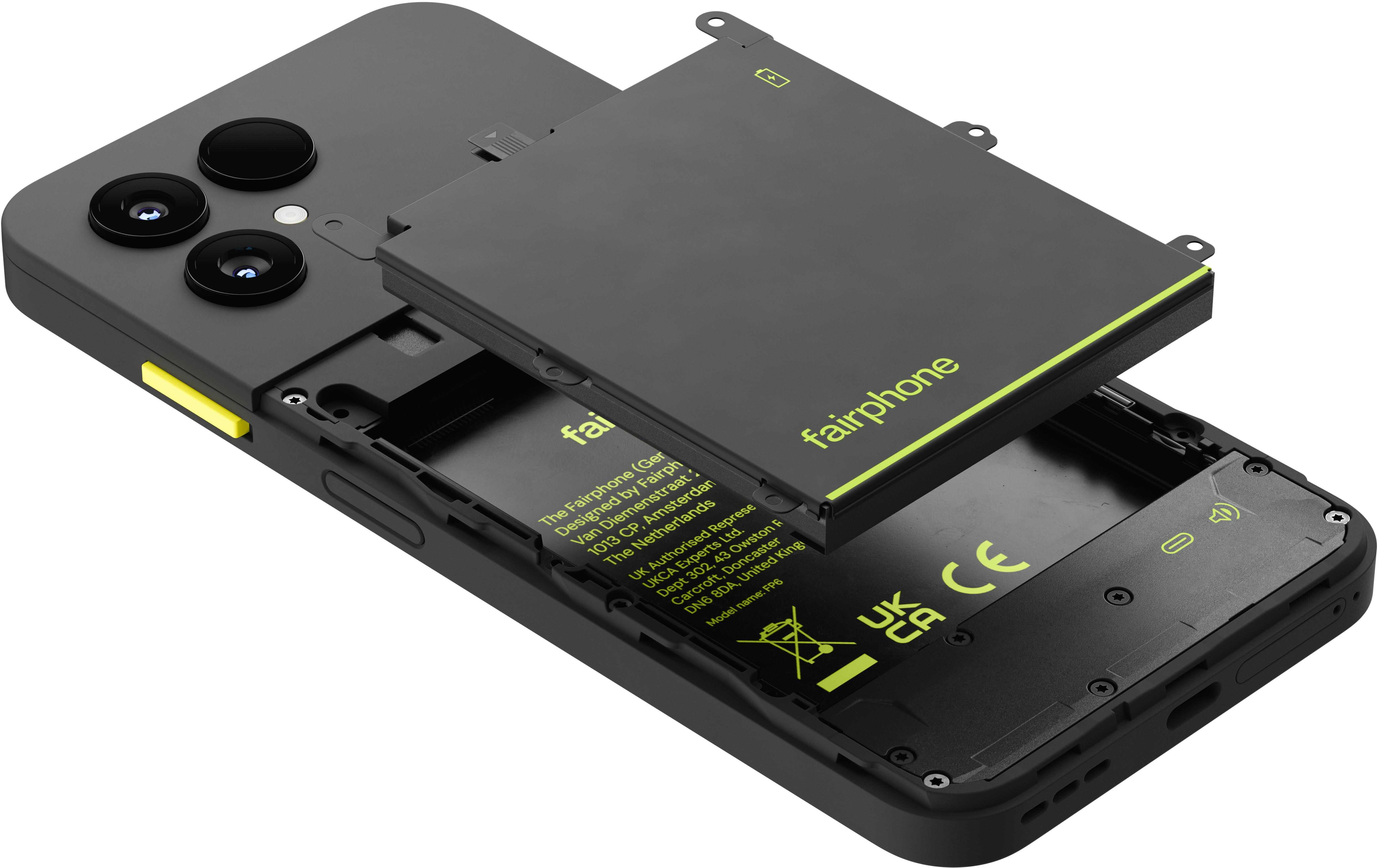 Ein schwarzes Fairphone, bei dem der Akku entfernt wird. Der Akku ist schwarz mit grünem Rand. Das Telefon hat drei Kameralinsen.