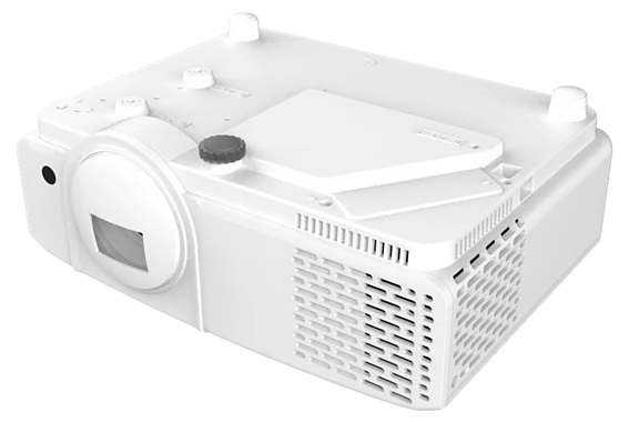 Biały projektor na białym tle. Ma soczewkę, otwory wentylacyjne i pokrętło sterowania. Na górze znajdują się przesuwane drzwi.