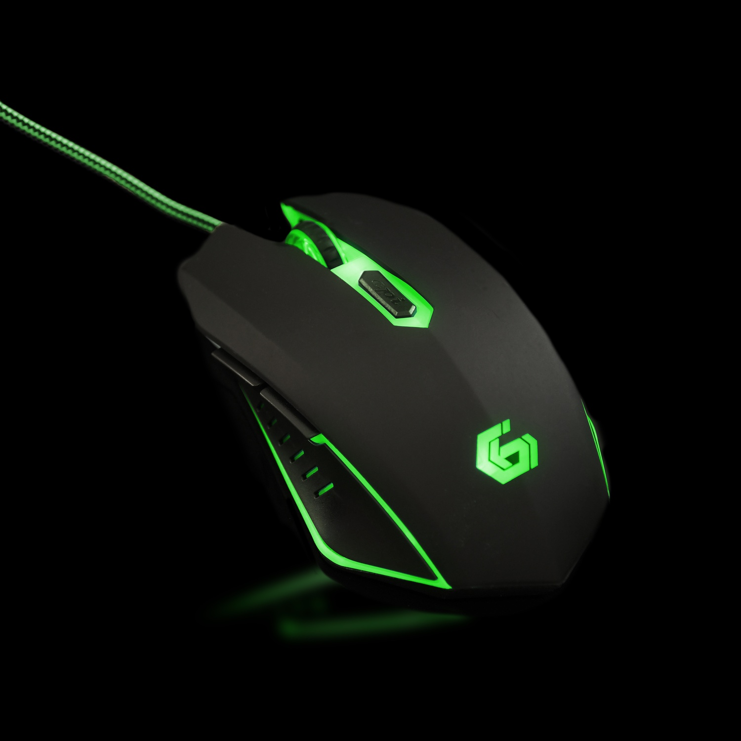 Mouse da gioco nero con dettagli e luci verdi. Il mouse è su una superficie nera. Il cavo è verde.