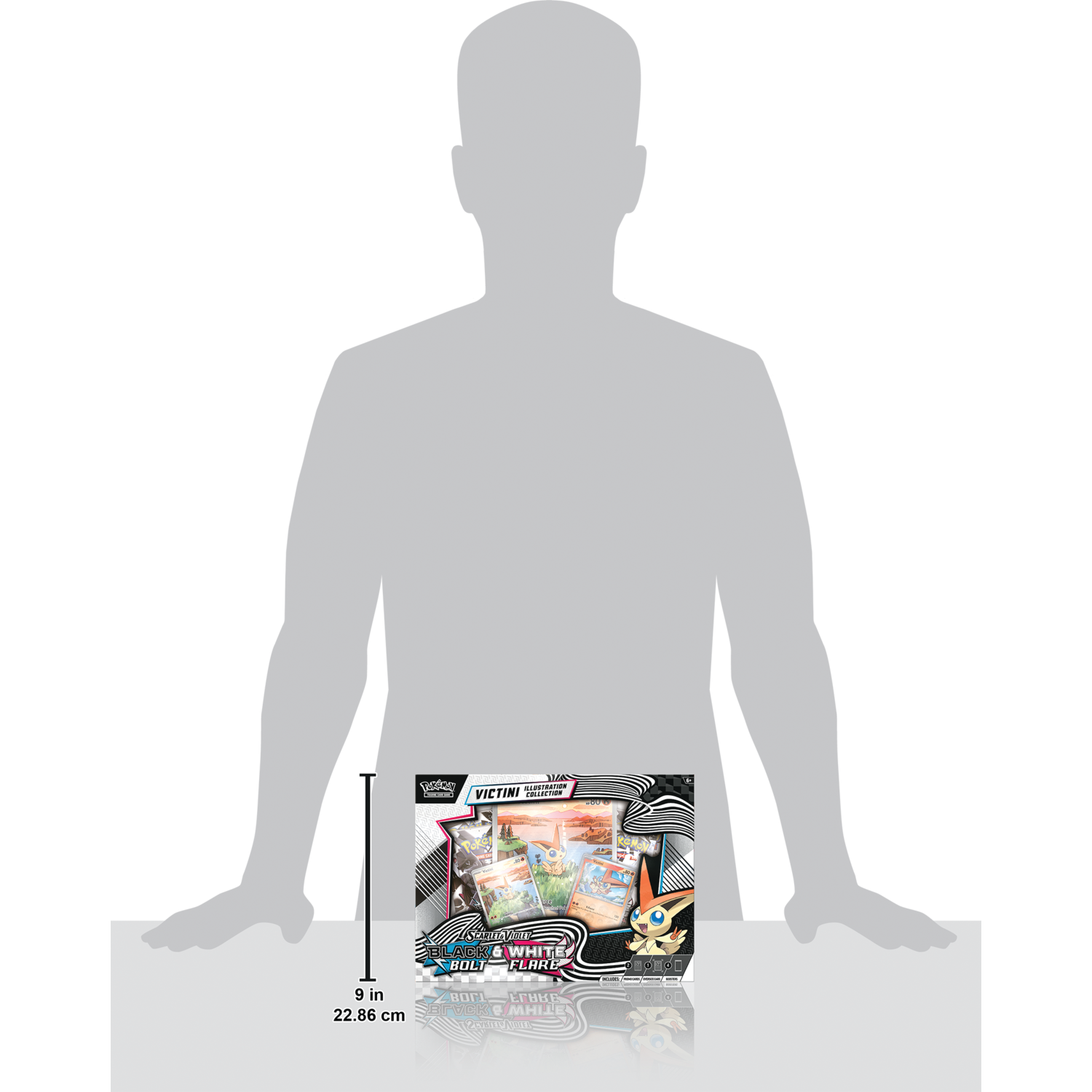 Een silhouet van een persoon die een Pokémon-kaartenset vasthoudt. De set is gelabeld met "VICTINI ILLUSTRATION COLLECTION" en "SCARLET & WHITE BOLT FLARE".